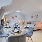 Contemporary 4 Storey Townhouse - Central Brighton