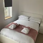 Bevendean Beach Hut - Modern 5 Bedroom House, With Parking