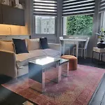 9 Modern Classic - Spacious One Bed Apartment - Great Location - Free Onsite Parking - Comfy Bed