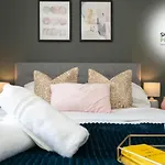 Beautiful 3 Bed House That Sleeps 6 Guests With Courtyard & Free Parking By Sharphaus Short Lets & Serviced Accommodation Management