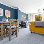 Beautiful 3 Bed House That Sleeps 6 Guests With Courtyard & Free Parking By Sharphaus Short Lets & Serviced Accommodation Management