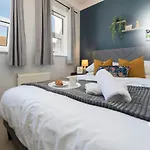 Beautiful 3 Bed House That Sleeps 6 Guests With Courtyard & Free Parking By Sharphaus Short Lets & Serviced Accommodation Management