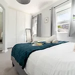 Beautiful 3 Bed House That Sleeps 6 Guests With Courtyard & Free Parking By Sharphaus Short Lets & Serviced Accommodation Management