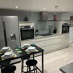 Entire 2 Bed Flat With Garden, Located Near Beach