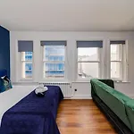 Super Central Studio Apartment I Next To Brighton Beach & Shopping Centre I King Size Bed I Sleep 3