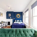 Super Central Studio Apartment I Next To Brighton Beach & Shopping Centre I King Size Bed I Sleep 3