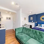 Super Central Studio Apartment I Next To Brighton Beach & Shopping Centre I King Size Bed I Sleep 3