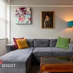The Regency Central Modern Apartment
