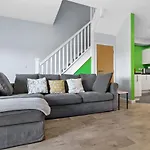 Modern House With Parking Buisness And Leisure