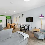 Modern House With Parking Buisness And Leisure