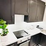 Beautiful Flat In Windsor Court