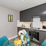 Top Floor Brighton City Apartment