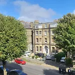 Big Comfy Studio In Central Hove With Free Onsite Parking 5 Mins From Beach - 10 Mins From Brighton