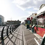 Stunning Modern Space With Harbour Views & Free Parking