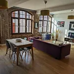 Loft Style 2-Bed 2-Bath In North Laines