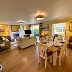 Beautifully Presented 3 Bed House Above The Marina