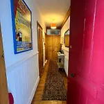 Pretty Studio, 2 Minutes To Beach! Self-Contained.