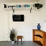 Pretty Studio, 2 Minutes To Beach! Self-Contained.