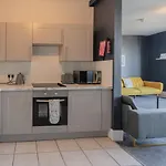 Large Apartment, Free Parking, Sleeps 10, For Contractors, Families Overlooking Royal Pavilion