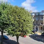 16 Big Comfy Studio - Great Location - Free Onsite Parking - Comfy Bed