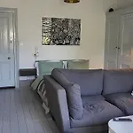 16 Big Comfy Studio - Great Location - Free Onsite Parking - Comfy Bed