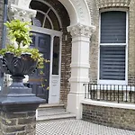 9 Modern Classic - Spacious One Bed Apartment - Great Location - Free Onsite Parking - Comfy Bed
