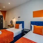 3 Bedroom 2 Bathroom I Super Central Location I Sleep 9 Guests