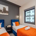 3 Bedroom 2 Bathroom I Super Central Location I Sleep 9 Guests