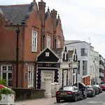 Central Seaside Home With Free Parking