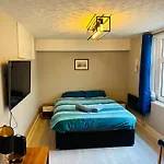 Central Brighton - 1 Bedroom Apartment, Sleeps 4