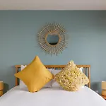 Free Parking Stylish & Modern 4-Bedroom Home With Sea Views