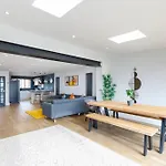 Free Parking Stylish & Modern 4-Bedroom Home With Sea Views