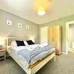Refurbished 4-Br House Near Beach And The Downs