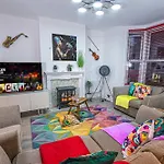 Central 3 - Bedroom Townhouse In Brighton With Parking