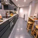 Central 3 - Bedroom Townhouse In Brighton With Parking