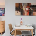 Cosy Loft Retreat, King Bed, En-Suite, Kitchenette, Homestay