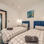 Super Central 3 Bedroom Flat I Next To Brighton Beach