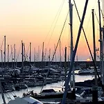 Brighton Water Cabin At The Marina, Free Parking By My Getaways