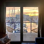 Brighton Water Cabin At The Marina, Free Parking By My Getaways