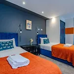 Three Bedroom Flat 2 Bathrooms I Super Central Locationi Next To Brighton Beach