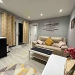 Private Holiday Home, Great Location