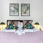 Queens Mile 2 With Free Parking By My Getaways