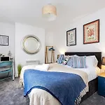 Queens Mile 1 With Free Parking By My Getaways
