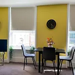 Flat 5 Mins Away From Beach!