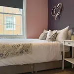 Flat 5 Mins Away From Beach!