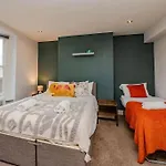 Super Central Three Bedroom Flat I Next To Brighton Beach I Sleep 9 Guests