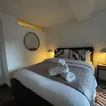 By The Beach Central Flat Accommodating 5 Guests