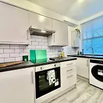 By The Beach Central Flat Accommodating 5 Guests