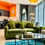 Next To Brighton Beach 3 Bedroom & 2 Bathroom Flat Sleep 12 Guests
