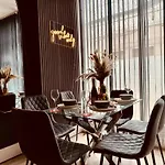 Next To Brighton Beach 3 Bedroom & 2 Bathroom Flat Sleep 12 Guests